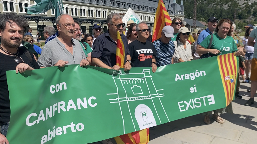 Aragón Existe en la manifestación por la reapertura del túnel de Canfranc