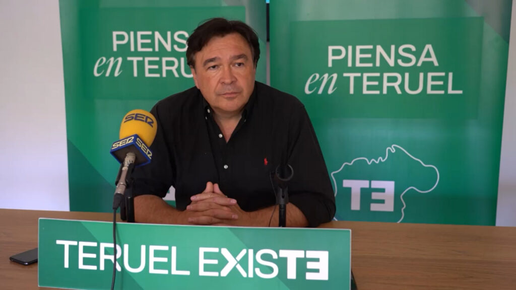 Tomás Guitarte en rueda de prensa en la sede de Teruel Existe
